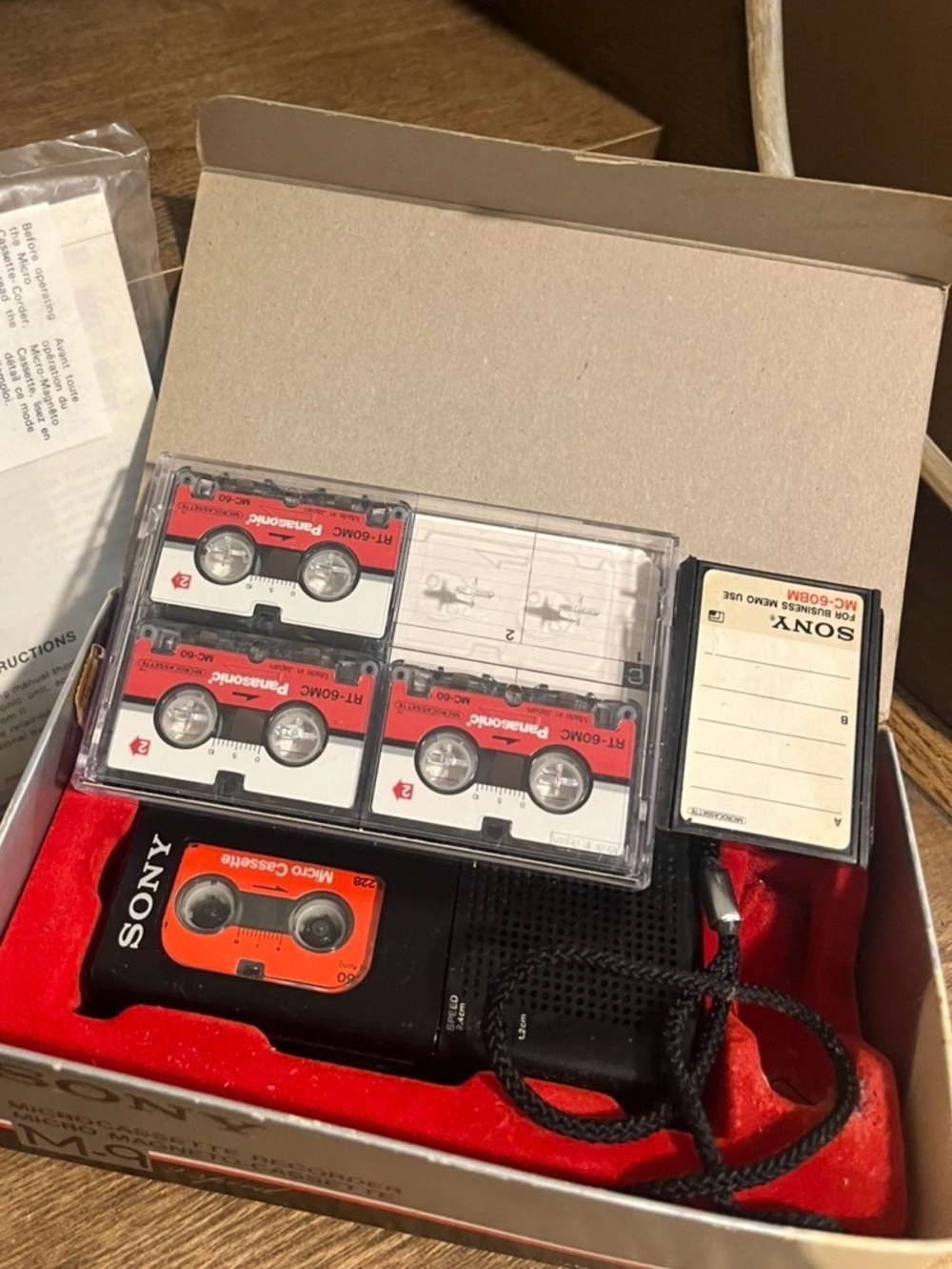 🌸 Vintage Sony MicroCassette Recorder M9 2 Speed - Black & Red
